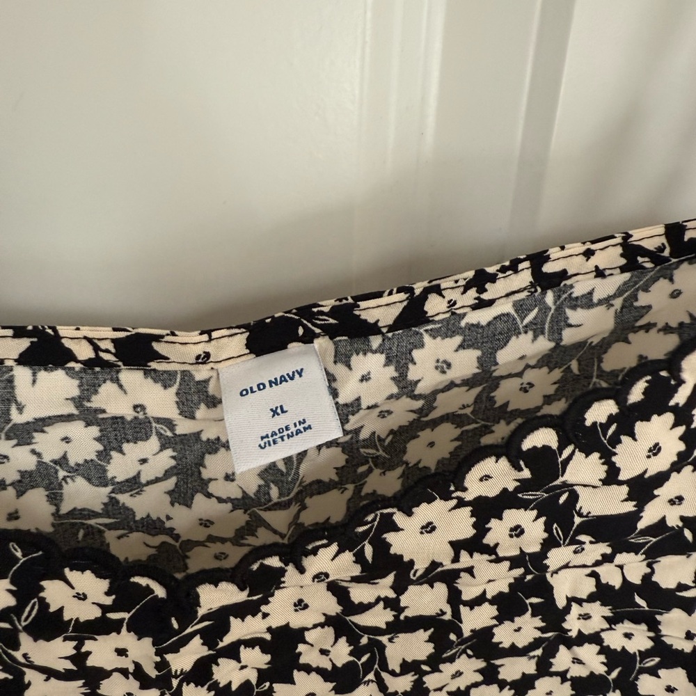 Old Navy Black and White Floral Camisole - Picture 2 of 4